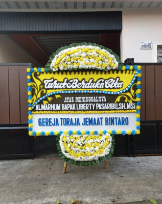 Papan Bunga Duka di Ronggur Nihuta